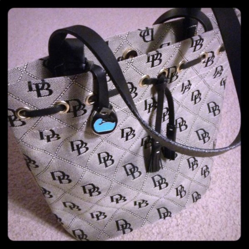 🔴 Dooney & Bourke Bucket Bag